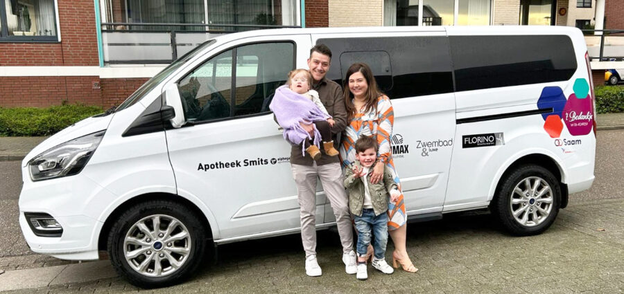 Familie Wolters bij voertuig